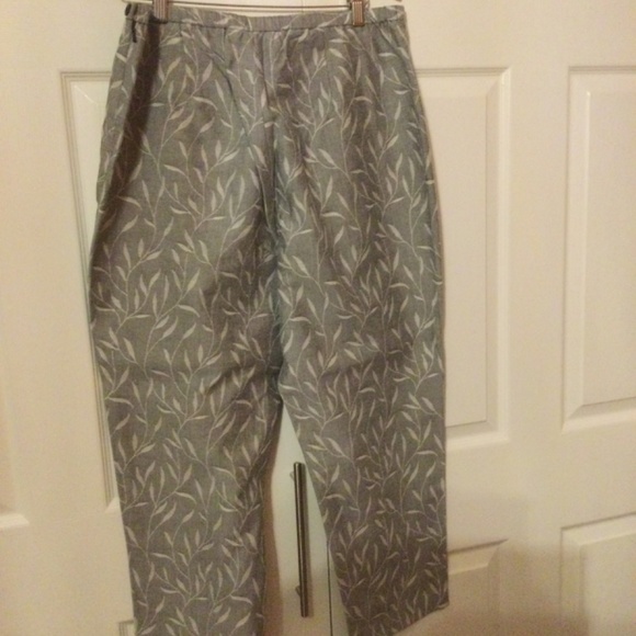 Nygard Collection Linen Blend Silver Patterned Capris - Picture 2 of 5